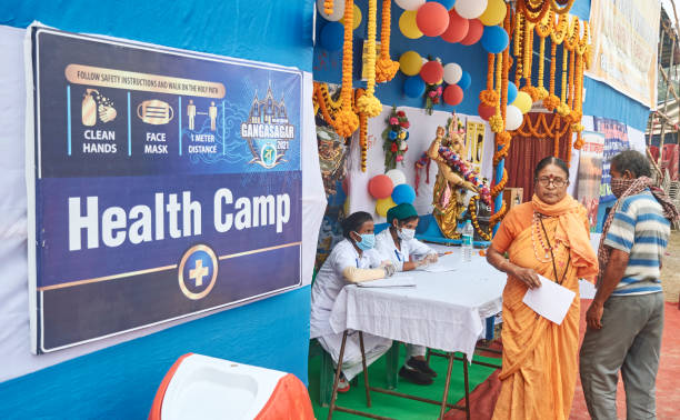 pilger gesundheitskontrolle in einem medizinischen lager in gangasagar mela transit camp, kalkutta - indian ethnicity sadhu india pilgrim stock-fotos und bilder