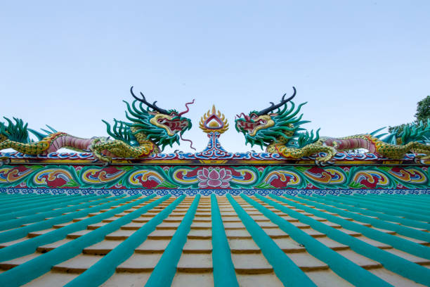 stucco di drago sul tetto del timpano del santuario khao sam muk - editorial thailand spirituality gold foto e immagini stock