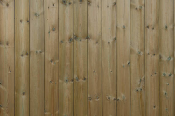 fundo ou textura de madeira vermelha tanalizada shiplap wood revestimento do exterior de um edifício em rural devon, inglaterra, reino unido - wood cladding - fotografias e filmes do acervo