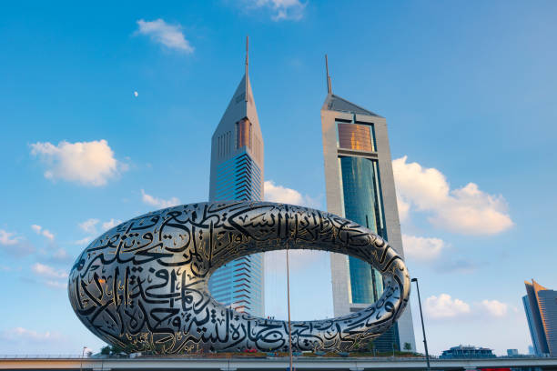 le musée du futur dubaï dans la soirée. le bâtiment emblématique de dubaï. pour être prêt pour l’exposition universelle de 2021 avec de la poésie arabe à l’extérieur. - futuristic dubai city traffic photos et images de collection