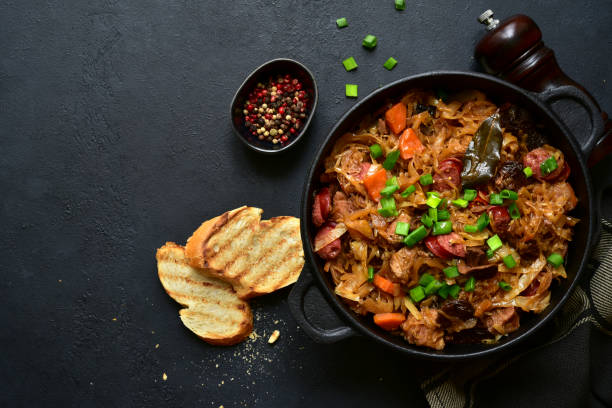 bigos - traditional dish of polish cuisine,stewed cabbage with meat, sausage and dried mushrooms - bigos imagens e fotografias de stock
