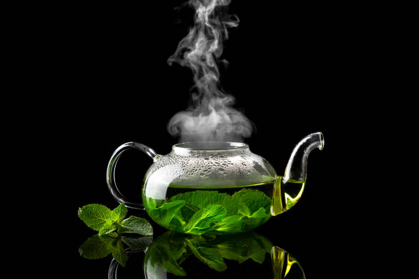 黒い背景に醸造ミントティーとティーポット - tea chinese tea heat teapot ストックフォトと画像