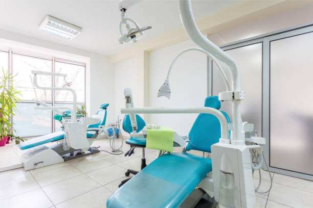 современная стоматологическая клиника - dentist office dentists chair chair nobody стоковые фото и изображения