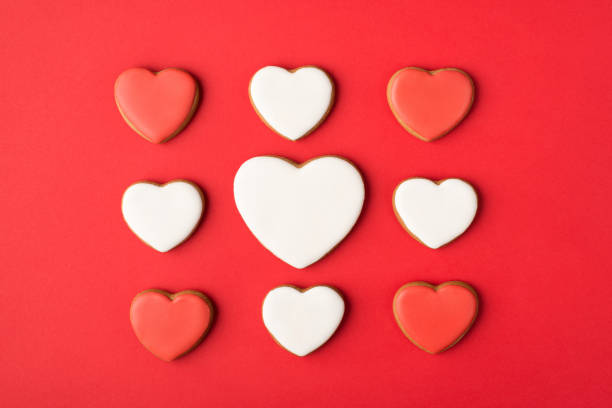 układ flatlay z bliska nad nad głową zobacz zdjęcie pyszne białe i czerwone jasne kolorowe ciasteczka w kształcie serc izolowane jasne tło kolorów - heart shaped cookie zdjęcia i obrazy z banku zdjęć