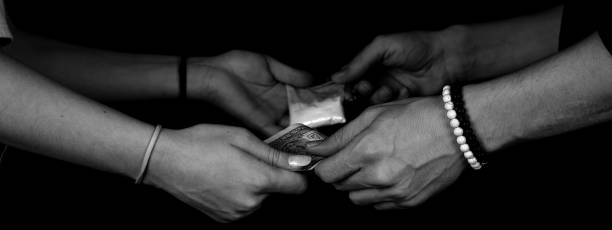 mano di donna tossicodipendente con l'acquisto di dose di cocaina dallo spacciatore. - passion women human hand macro foto e immagini stock