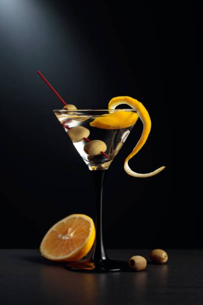 sécher le martini avec le zeste de citron et les olives vertes. - dry vermouth photos et images de collection
