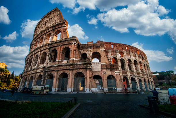 rome, italie - décembre 2011 : colisée à rome, italie. l’ancien colisée romain est l’une des principales attractions touristiques d’europe. les gens visitent le célèbre colisée dans le centre rom. - coliseum rome roma province roman photos et images de collection