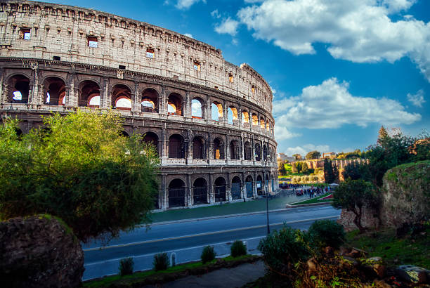 rome, italie - décembre 2011 : colisée à rome, italie. l’ancien colisée romain est l’une des principales attractions touristiques d’europe. les gens visitent le célèbre colisée dans le centre rom. - coliseum rome roma province roman photos et images de collection