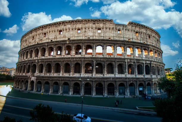 rome, italie - décembre 2011 : colisée à rome, italie. l’ancien colisée romain est l’une des principales attractions touristiques d’europe. les gens visitent le célèbre colisée dans le centre rom. - coliseum rome roma province roman photos et images de collection