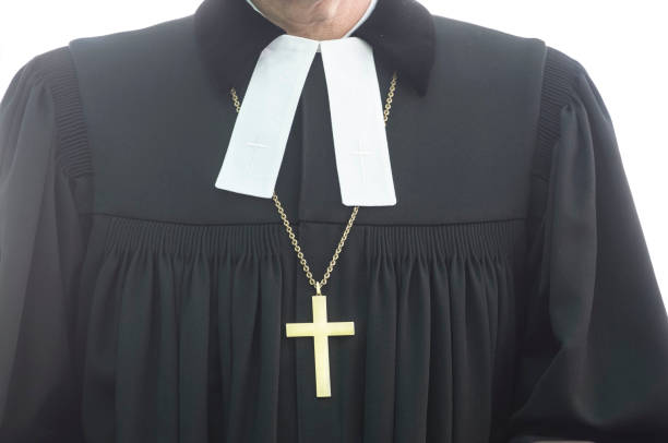 pastor evangélico que lleva una cruz de oro - protestantismo fotografías e imágenes de stock