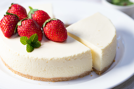 No-bake cheesecake with strawberry and mint