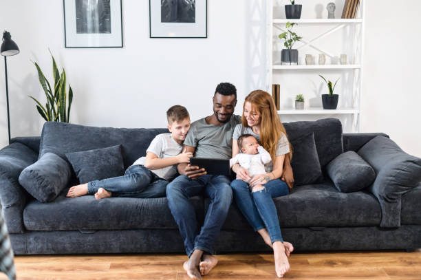 wielorasowa rodzina na kanapie w domu - ipad baby boys little boys caucasian zdjęcia i obrazy z banku zdjęć