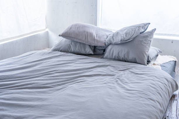 кровать с серыми простынями - sheet single bed bed duvet стоковые фото и изображения