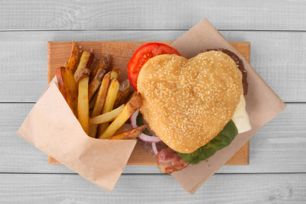 forma del cuore amore hamburger - meat beef love heart shape foto e immagini stock
