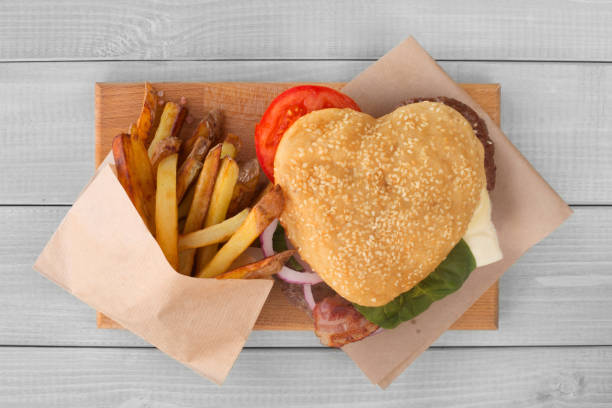 ハート型の大好きハンバーガー - meat beef love heart shape ストックフォトと画像