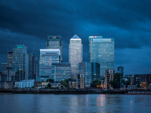 canary wharf por la noche - london england thames river storm rain fotografías e imágenes de stock