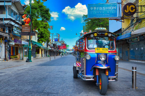 tuk tuk on khaosarn road in bangkok - jinrikisha thailand tuk transportation imagens e fotografias de stock