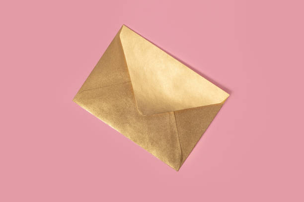 분홍색 배경에 고립 된 황금 종이 봉투 - greeting card envelope letter pink 뉴스 사진 이미지
