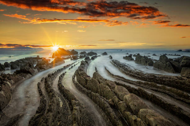 tramonto sulla costa di barrika, paesi baschi - golfo di biscaglia foto e immagini stock