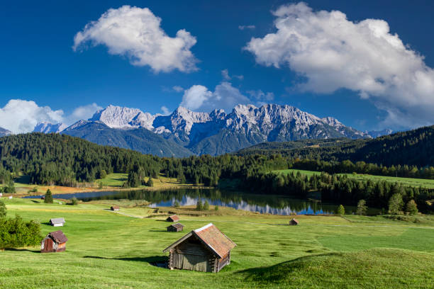 ciel bleu au lac alpin geroldsee - vue au mont karwendel, garmisch partenkirchen, alpes - allgau field landscape bavaria photos et images de collection