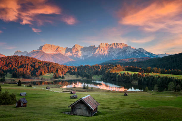 magischer sonnenuntergang am geroldsee - blick auf den karwendel, garmisch partenkirchen, alpen - allgau stock-fotos und bilder