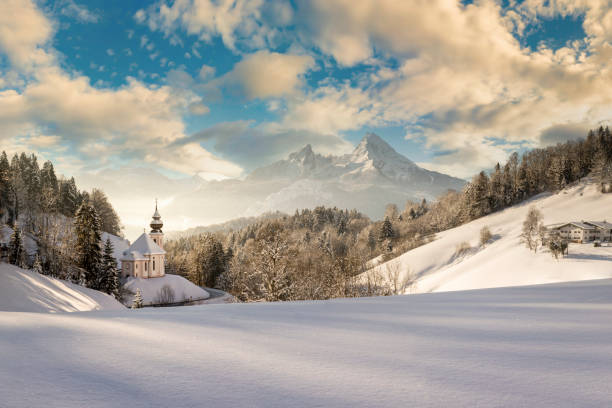 bayerische alpen mit sonnenuntergang auf abgelegener kirche - berchtesgaden stock-fotos und bilder