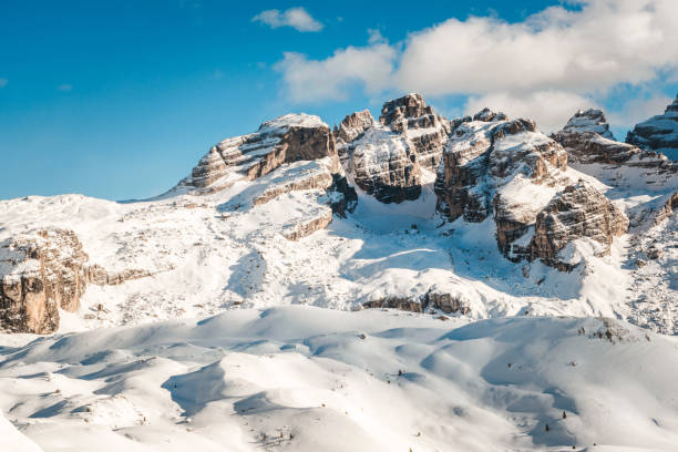 paesaggio invernale alpino in una foto di sfondo della giornata di sole. bellissimo paesaggio montano nelle alpi. sport invernali / concetto invernale. carta da parati naturale. madonna di campiglio, alpi italiane. - sunny day mountain mountain range winter foto e immagini stock