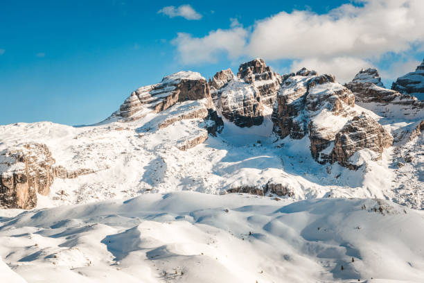 화창한 날 배경 사진에 알프스 겨울 풍경. 알프스의 아름다운 산악 풍경. 겨울 스포츠 / 겨울 개념. 자연 벽지. 마돈나 디 캄피글리오, 이탈리아 알프스. - tourism day winter mountain peak 뉴스 사진 이미지