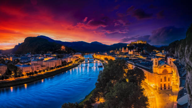 исторический город зальцбург, зальцбургская земля, австрия - salzach river стоковые фото и изображения