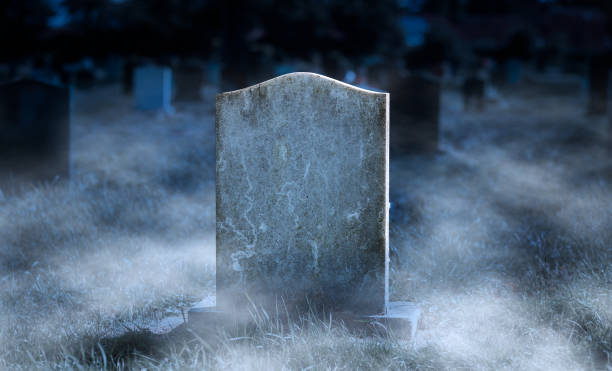 piedra de grava en blanco espeluznante en el cementerio por la noche con poca niebla espeluznante - cripta fotografías e imágenes de stock