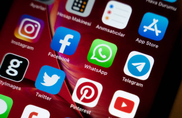 aplicativos de mídia social como whatsapp, facebook, twitter, instagram e alguns outros aplicativos na tela de um iphone xr - whatsapp - fotografias e filmes do acervo
