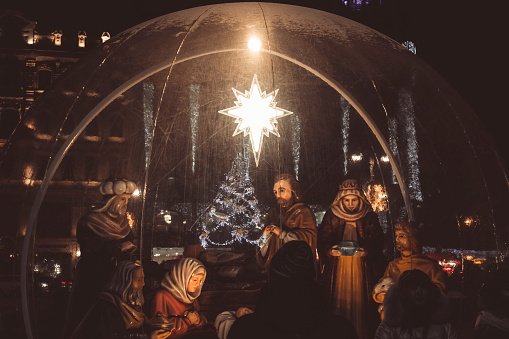 El nacimiento de Cristo escultura callejera Feliz estrella de Navidad photo