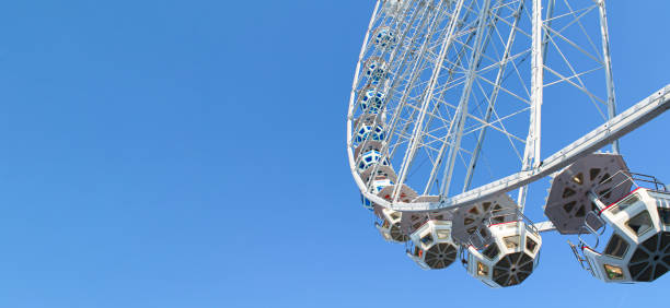 푸른 하늘 배경에 축제 관람대 - ferris wheel wheel oktoberfest carnival 뉴스 사진 이미지