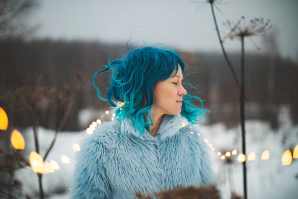 jovem mulher na floresta de contos de fadas de inverno - blue hair winter women cold - fotografias e filmes do acervo