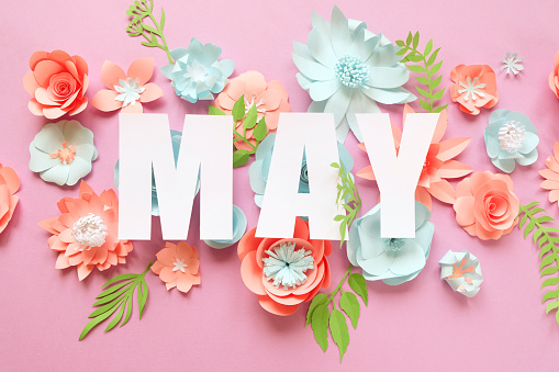 Las letras pueden, hechas de flores de papel. Hola, May. Concepto de floración, primavera photo