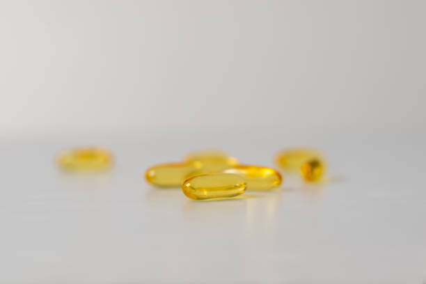 capsule di gel di olio di pesce con omega 3, vitamina d - bottle capsule cod routine foto e immagini stock