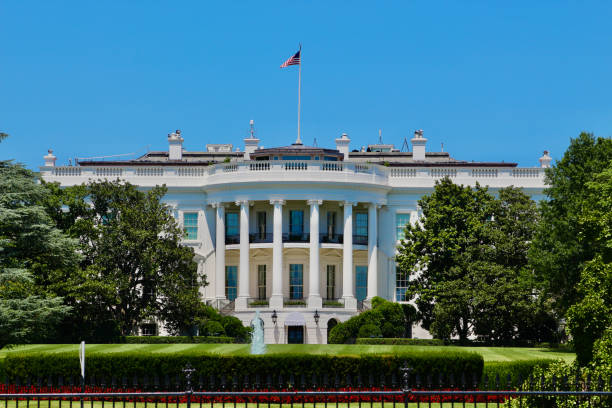 white house in washington dc - washington dc architecture nobody american flag imagens e fotografias de stock