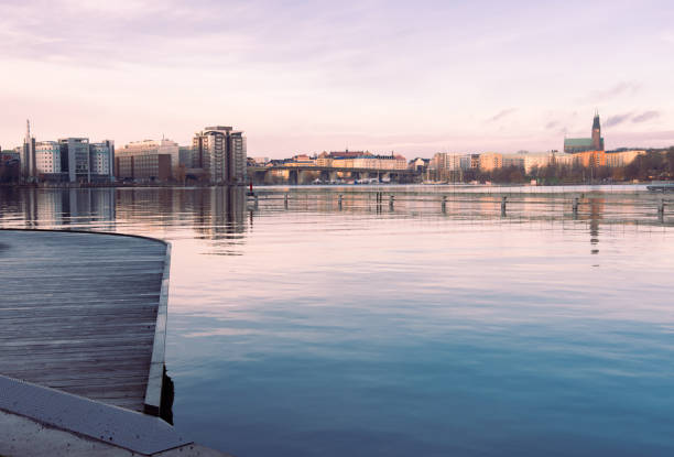 beautiful view of the calm water and sunset over the stockholm skyline - stockholm sweden sea winter imagens e fotografias de stock