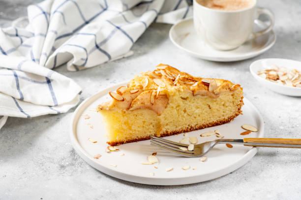 gâteau aux pommes. tarte traditionnelle norvégienne aux pommes. tarte aux pommes à la cannelle et pétales d’amandes. cuisson scandinave - cake pie apple pie apple photos et images de collection