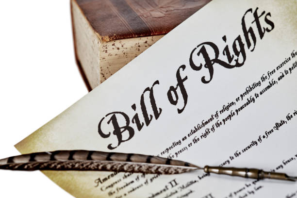 bill of rights änderungen mit vintage book und einem quill pen - constitution us constitution quill pen history stock-fotos und bilder