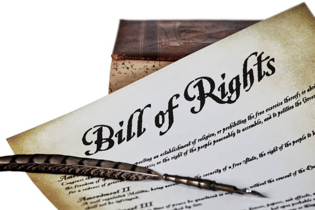 bill of rights änderungen mit vintage book und einem quill pen - constitution us constitution quill pen history stock-fotos und bilder