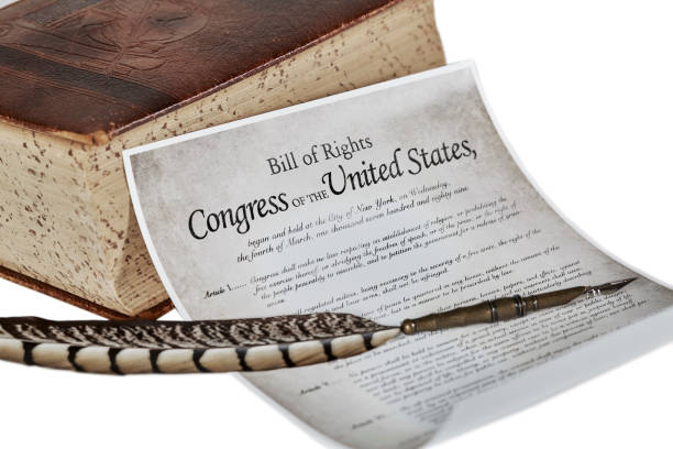 bill of rights änderungen mit vintage book und einem quill pen - constitution us constitution quill pen history stock-fotos und bilder