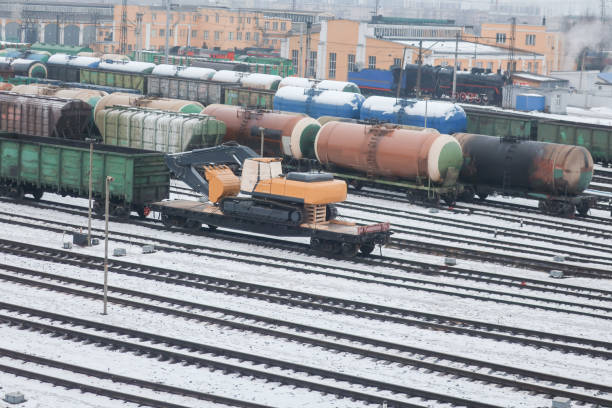 plataforma ferroviaria con excavadora en la estación - old station natural gas russia fotografías e imágenes de stock