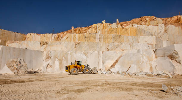 bulldozer (cargador) trabajando en la cantera de mármol - rock quarry fotografías e imágenes de stock