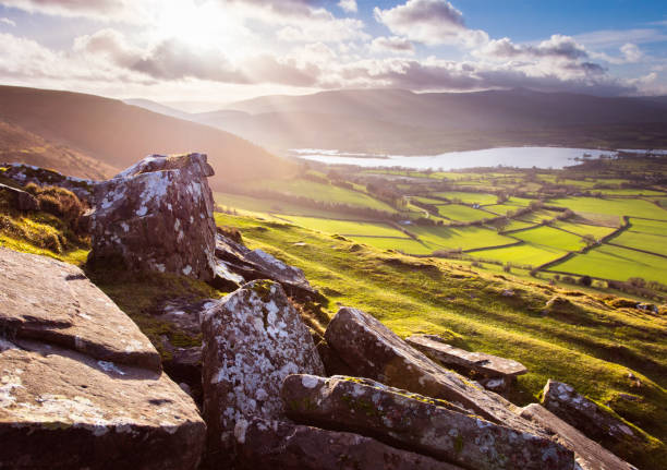 rural welsh landscape - wales mountain mountain range hill imagens e fotografias de stock