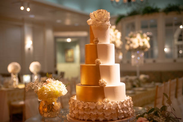 カークスタンドにフォンダンレースを持つ5層の白と金のタキシードウェディングケーキ - wedding cake newlywed wedding cake ストックフォトと画像