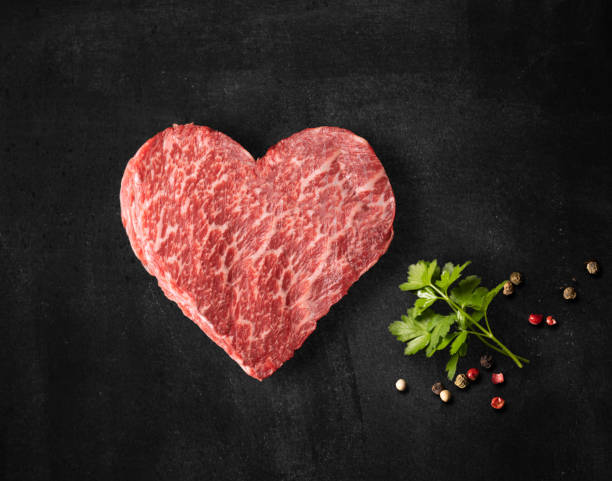 私は黒の背景にパセリと肉神戸牛フィレが大好き - meat raw beef love ストックフォトと画像