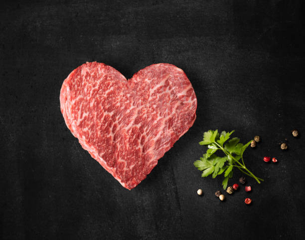 я люблю мясо кобе филе говядины с петрушкой на черном фоне - meat raw beef love стоковые фото и изображения