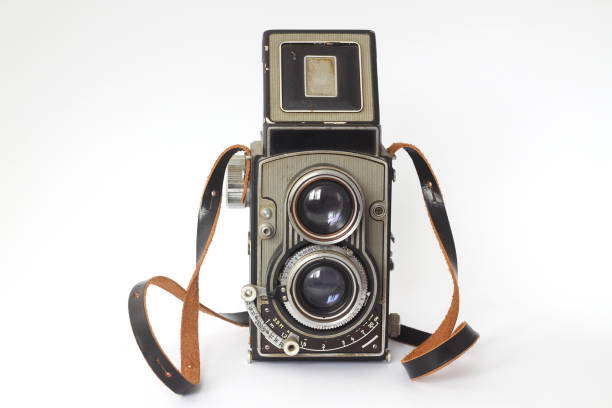 vintage twin-objektiv-reflexkamera mit offenem sucher. frontansicht. realistischeretro-design der mittelformat-kamera. - lens camera focus aperture stock-fotos und bilder