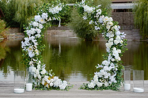 Arco De Boda Círculo Decorado Con Flores Blancas Y Vegetación Al Aire Libre Espacio De Copia Entorno De Boda Composición Floral Foto de stock y más banco de imágenes de Arco - Arco De Boda Círculo Decorado Con Flores Blancas Y Vegetación Al Aire Libre Espacio De Copia Entorno De Boda Composición Floral Foto de stock y más banco de imágenes de Arco -